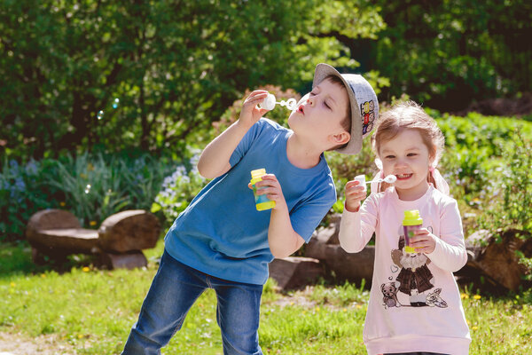 Милые дети играют в парке
