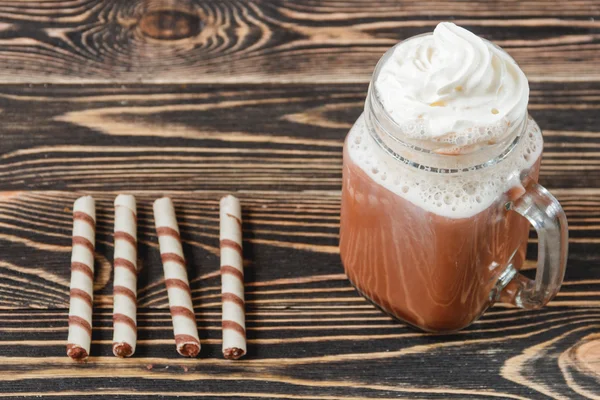 Tasse heiße Schokolade oder Kakao auf Holzgrund — Stockfoto