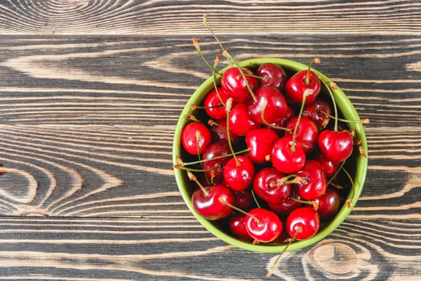 Kiraz ahşap masa üzerinde Kupası