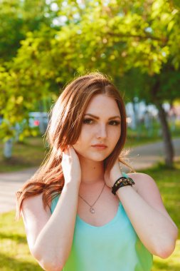 Güzellik kız açık havada doğanın keyfini