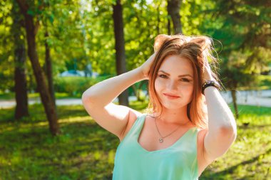 Güzellik kız açık havada doğanın keyfini