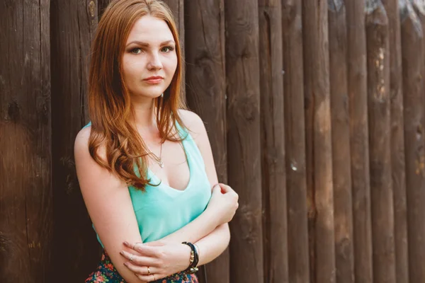 Bellezza ragazza all'aperto godendo la natura — Foto Stock