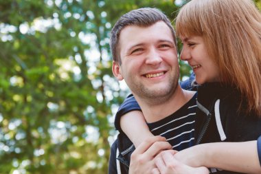 Romantik Çift olarak birlikte Huging seviyorum