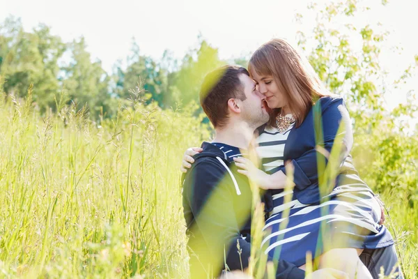 Příjemný romantický pár v lásce Huging dohromady — Stock fotografie