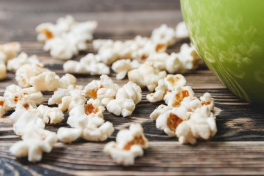 Patlamış mısır üzerinde ahşap masa, yakın çekim