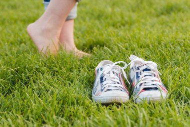Çim güneşli sakin yaz gününde gençlik spor ayakkabı
