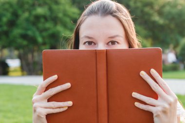 Dışarıda notları olan güzel genç bir kadın.