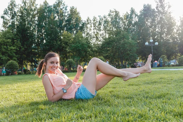 Junge Frau dehnt sich — Stockfoto