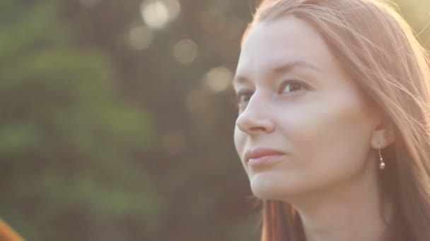 Jonge vrouw op zoek naar camera — Stockvideo