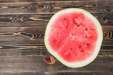 Ahşap üzerinde taze karpuz yarısı