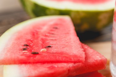 Ahşap üzerinde taze karpuz