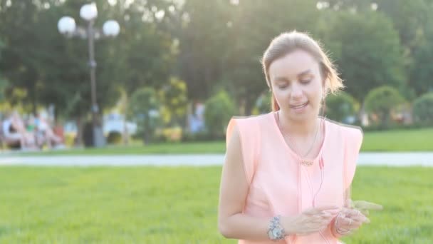 Jeune Caucasienne Brunette Femme avec écouteurs En plein air — Video