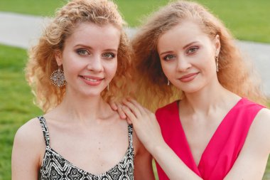 İki kıvırcık ikiz açık