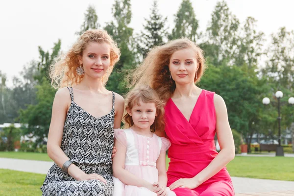 Three young pretty sisters outdoor — Stock Photo, Image