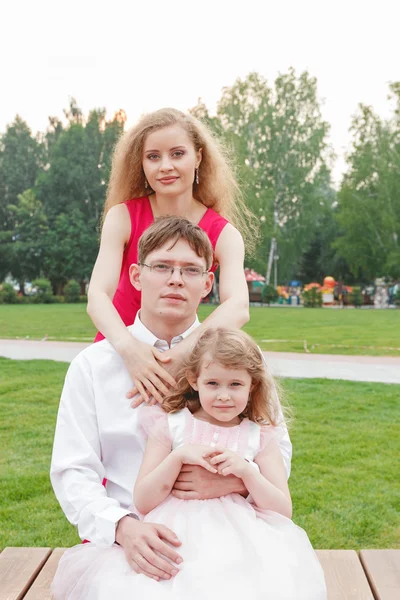 Nyáron, boldog családi ül a parkban portréja — Stock Fotó