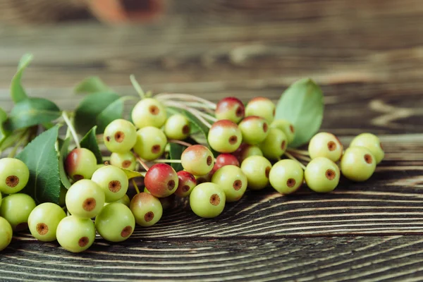 Manzanas pequeñas dulces frescas sobre fondo de madera — Foto de Stock