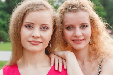 İki kıvırcık ikiz açık