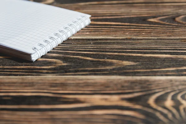 Nära håll tom anteckningsbok på Grunge trä — Stockfoto