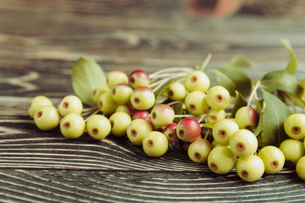 Manzanas pequeñas dulces frescas sobre fondo de madera — Foto de Stock