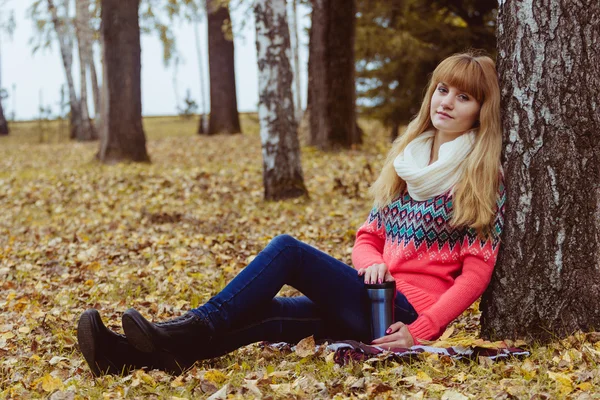 Őszi koncepció - őszi nő kávéfogyasztás Park — Stock Fotó