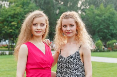 İki kıvırcık ikiz açık