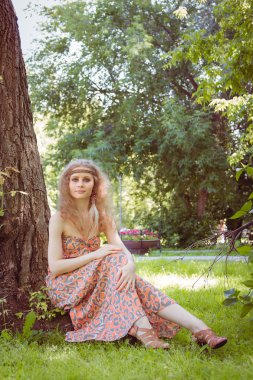 Güzel Boho kız oturma