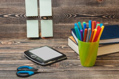 Tablet ve okul malzemeleri ahşap arka plan üzerinde