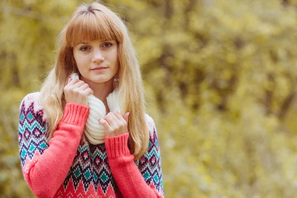 Val concept - herfst vrouw in park — Stockfoto