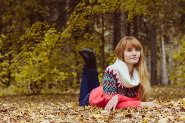 Sonbahar kavramı - sonbahar kadın parkta döşeme