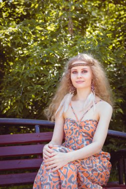 Güzel Boho kız oturma