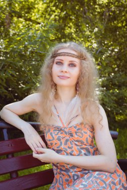 Güzel Boho kız oturma