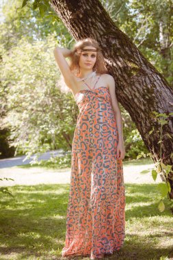 Güzel Boho kız oturma