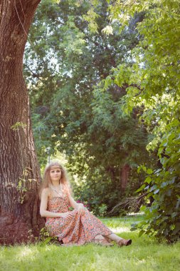 Güzel Boho kız oturma