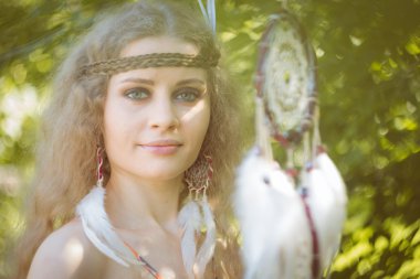 Dreamctahcer yanında asılı olan kız portresi