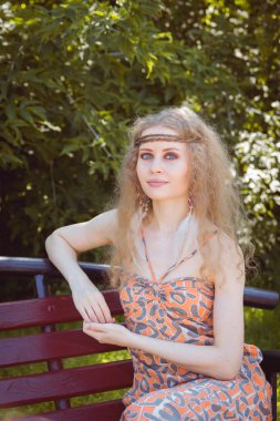 Güzel Boho kız oturma