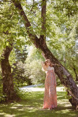 Güzel Boho kız oturma