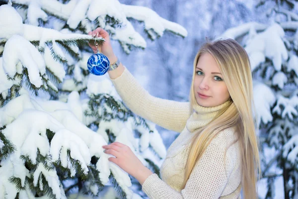 Ritratto di una bella bionda in inverno — Foto Stock