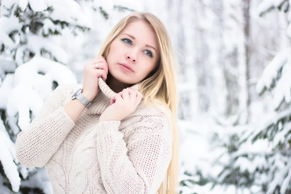 Porträtt av en vacker blondin i vinter — Stockfoto