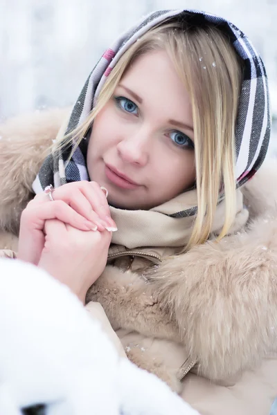 Portret van een mooie blonde in de winter — Stockfoto