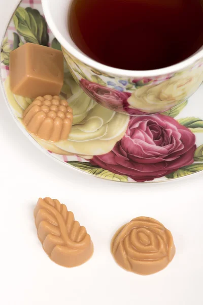 Taza de té con caramelos — Foto de Stock