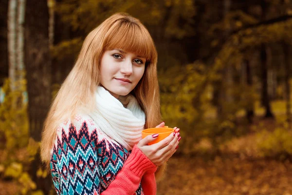 Csésze kávé őszi parkban lány — Stock Fotó