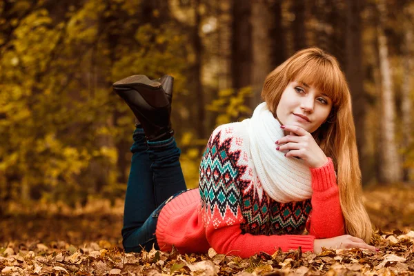 Mooie jonge vrouw - kleurrijke herfst portret — Stockfoto