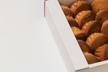 Beyaz bir kutu içinde yığılmış kek