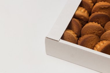 Beyaz bir kutu içinde yığılmış kek