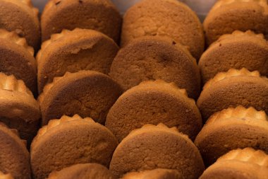 Beyaz bir kutu içinde yığılmış kek