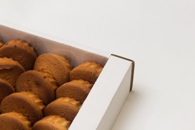 Beyaz bir kutu içinde yığılmış kek