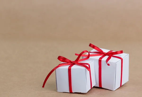 优雅的圣诞礼品盒礼物在棕色的纸 免版税图库图片