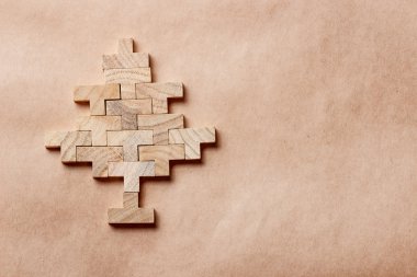 Noel ağacı ahşap tuğla kahverengi zemin üzerine yapılan