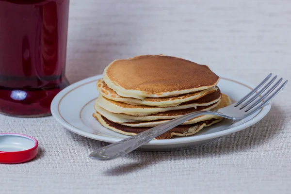 Stapel Pfannkuchen, Frühstück auf dem Tisch — Stockfoto