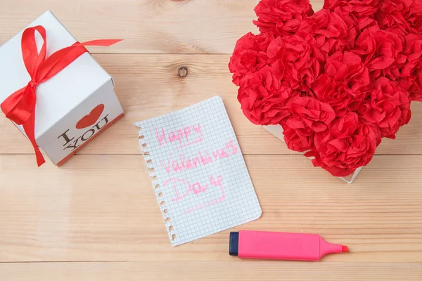 Flores de serva na caixa com cartão de namorados no fundo marrom — Fotografia de Stock